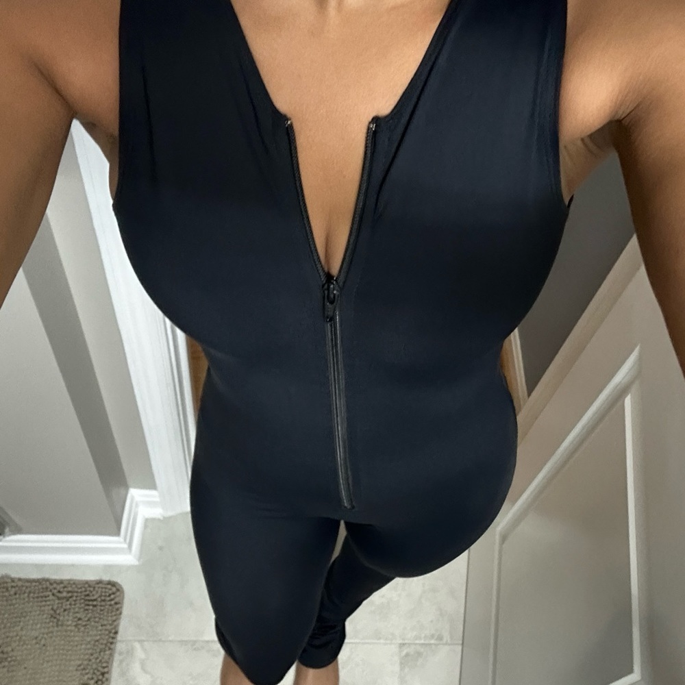 ❌ SOLD ❌ARI STRIPT BODY SUIT SIZE SMALL. Only worn once, perfect condition